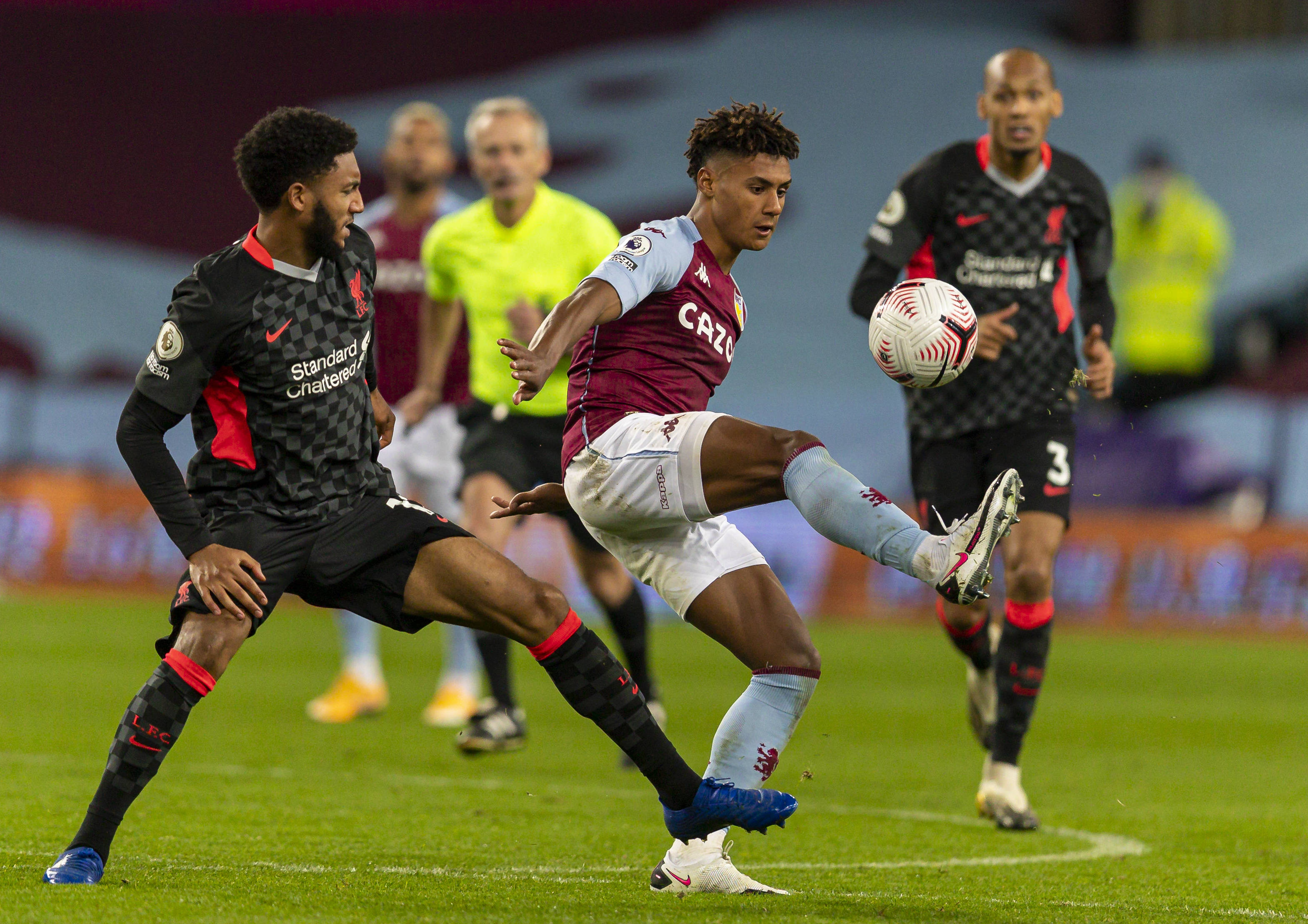 曼城仍牢牢 曼城仍牢牢